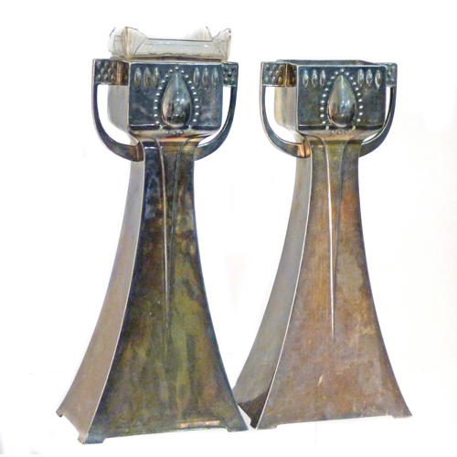 Sub.:6 - Lote: 243 - Pareja de jarrones Art Nouveau en metal plateado.