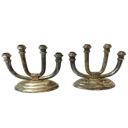 Sub.:6 - Lote: 134 - Pareja de candelabros de cuatro luces antiguos en metal plateado.
