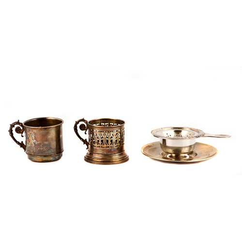 Sub.:6 - Lote: 178 - Conjunto formado por colador , recipiente para taza y colador con recipiente y platillo. Meneses. Madrid