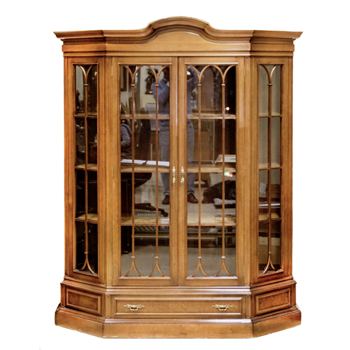 Sub.:6 - Lote: 277 - Vitrina en madera patinada con dos puertas acristaladas y cajón.