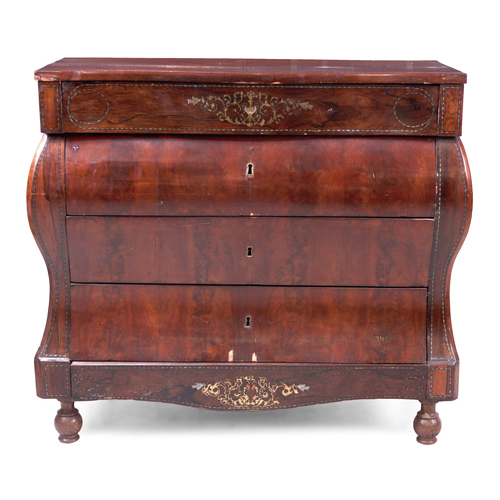 Sub.:6 - Lote: 252 - Cómoda isabelina en madera de palosanto con aplicaciones en latón, S.XIX.
