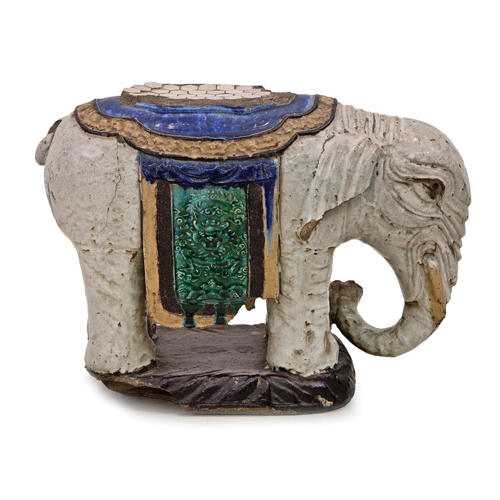 Sub.:6 - Lote: 150 - Asiento de jardín en gres vidriado en forma de elefante.