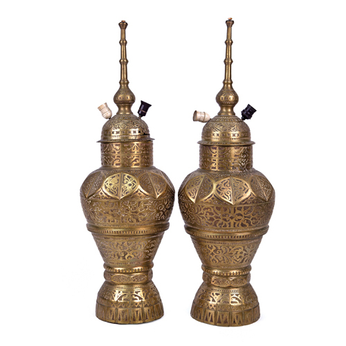 Sub.:6 - Lote: 147 - Pareja de lámparas de sobremesa estilo islámico en bronce dorado.