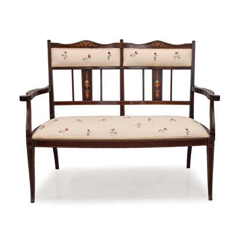Sub.:6 - Lote: 271 - Banco eduardino en madera de caoba y marquetería frutal, Inglaterra, c. 1900.