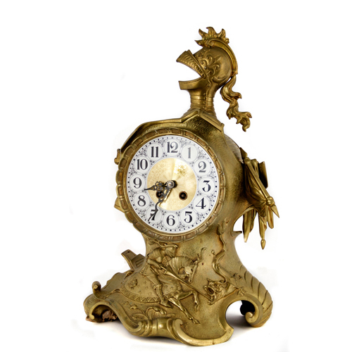 Sub.:6 - Lote: 131 - Reloj de sobremesa con escena en relieve de San Jorge rematado por un yelmo abierto. Llave y péndulo. Francia, hacia 1900