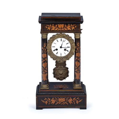 Sub.:6 - Lote: 254 - Reloj de columnas con marquetería de flores, S. XIX. Con péndulo.
