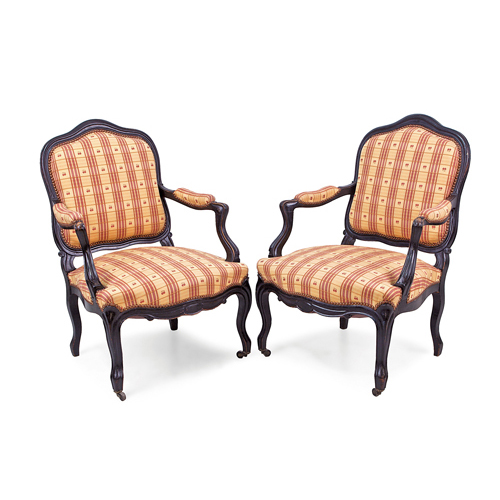 Sub.:6 - Lote: 261 - Pareja de butacas estilo Luis XV en madera ebonizada.