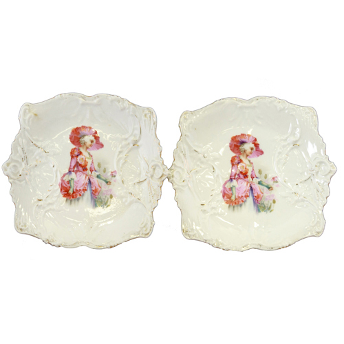 Sub.:6 - Lote: 251 - Pareja de platos de porcelana en relieve con decoración polícroma.