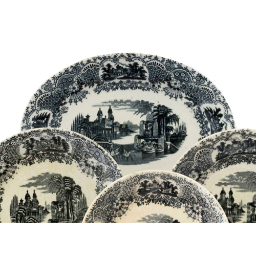 Sub.:6 - Lote: 265 - Fuente de La Cartuja, con decoración en blanco y negro.