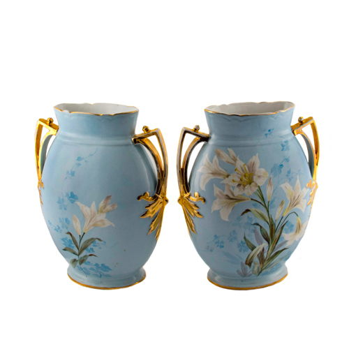 Sub.:6 - Lote: 257 - Pareja de jarrones en porcelana francesa con decoración de lirios sobre fondo azul y asas doradas. Modernista, ca 1900.