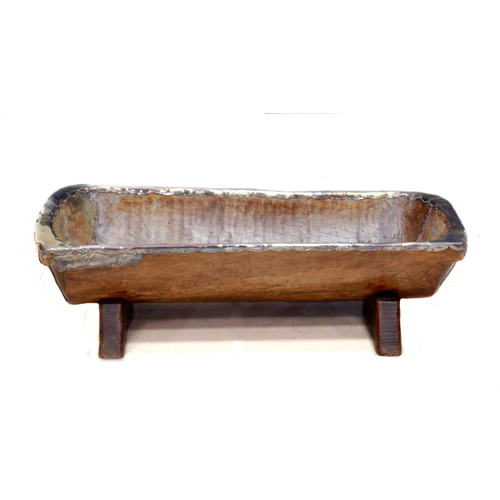 Sub.:6 - Lote: 127 - Pesebre o gamella en madera de roble recubierta de metal plateado.