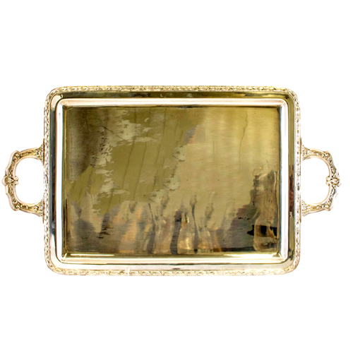 Sub.:6 - Lote: 179 - Bandeja rectangular con dos asas en metal plateado.