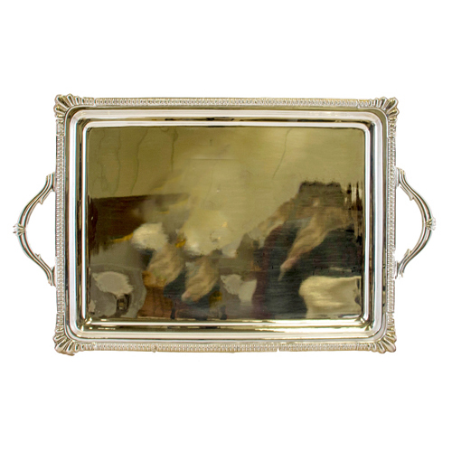 Sub.:6 - Lote: 267 - Bandeja rectangular en metal plateado con asas y borde gallonado.