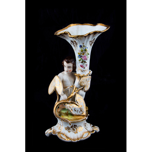 Sub.:6 - Lote: 247 - Jarrón de porcela con figura de niño y cuerno de la abundancia, s. XIX.