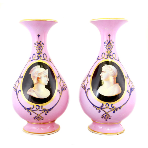Sub.:6 - Lote: 298 - Pareja de jarrones en rosa. Bustos clásicos.