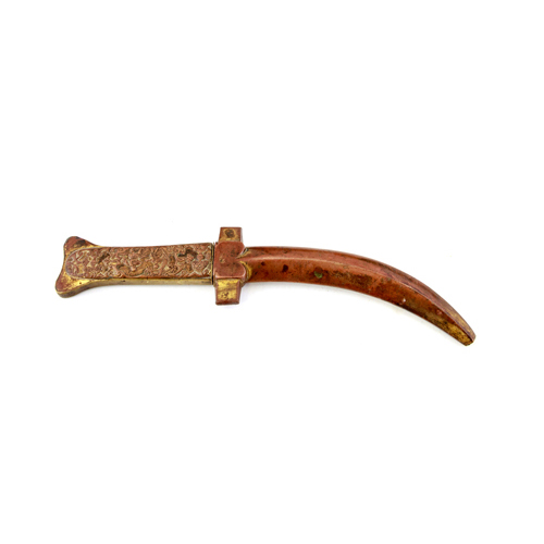 Sub.:6 - Lote: 293 - Cuchillo en cobre dorado. Mango cincelado con escena de Diana y Acteón, s. XVIII.