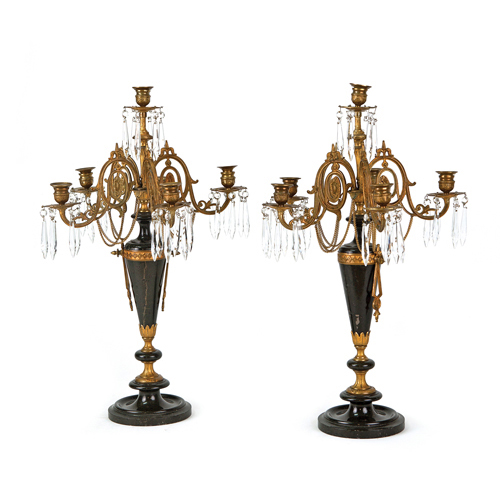 Sub.:6 - Lote: 164 - Pareja de candelabros de seis luces en broce dorado y mármol con pandelocas de vidrio incoloro.