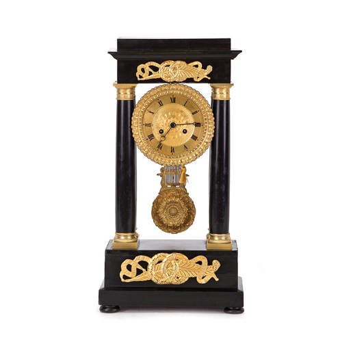 Sub.:6 - Lote: 163 - Reloj estilo imperio en madera ebonizada y aplicaciones doradas, s. XIX.