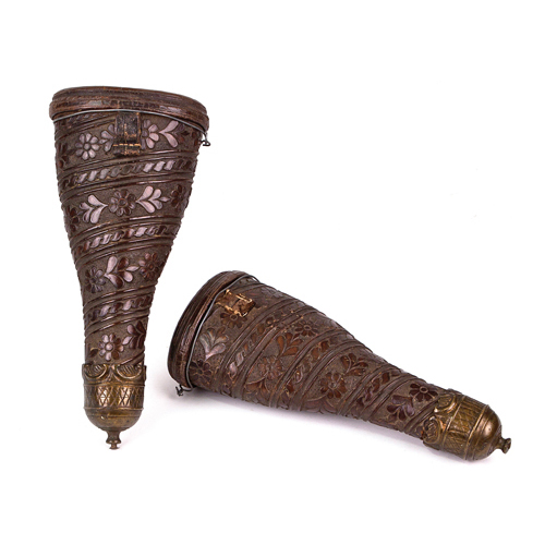 Sub.:6 - Lote: 291 - Pareja de pistoleras en cuero labrado con decoración vegetal y bronce, ss. XVIII-XIX.