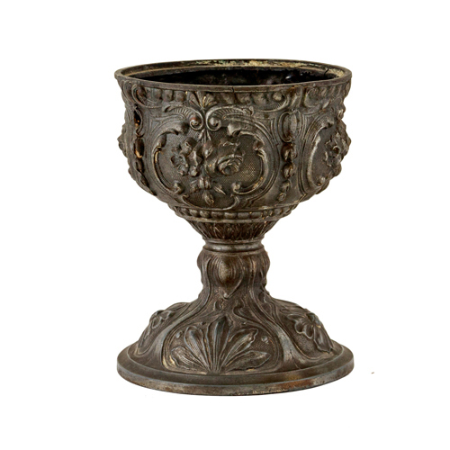Sub.:6 - Lote: 124 - Copa en calamina con decoración floral en relieve.